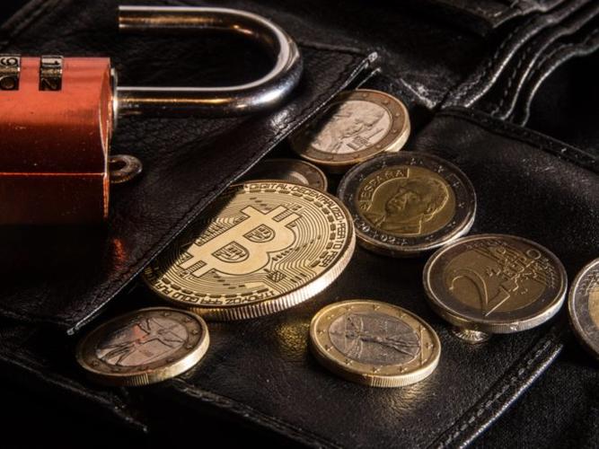 A visual breakdown of Bitcoin mining machine setups driving the 2025 search trends